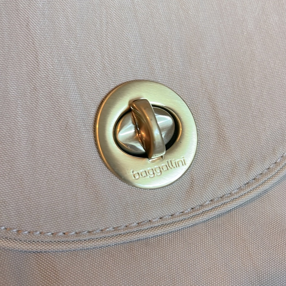 Baggalini Crossbody Purse. Hardly used. - Picture 7 of 8